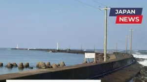 At the breakwater leading to the Mikuni lighthouse (Photo: Japan News)