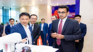 Representatives from Viettel High Tech Industries Corporation, Qualcomm Technologies, and delegates at the event.