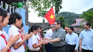 Prime Minister Pham Minh Chinh with pupils from the mountainous commune of Bat Mot.