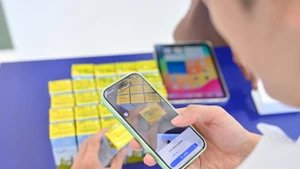 TH has become a pioneer in providing data on NDA Trace, a product traceability solution developed by Vietnamese experts under the National Data Association (NDA). With this technology, each product batch is assigned a unique QR code, ensuring safety and enabling easy verification at every stage—from production, import, and quality inspection to packaging, transport, and retail. (Photo: VNA)