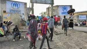 A convoy carrying humanitarian aid passes through Deir al-Balah in central Gaza. (Photo: Xinhua/VNA)