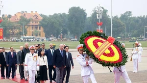 Jordanian House of Representatives Speaker Mazen Turki El Qadi and his delegation lay a wreath and pay tribute to President Ho Chi Minh at the late leader's mausoleum. (Photo: VNA)