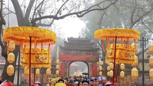 The ritual to release of carp to bid farewell to the Kitchen Gods at the Thang Long Imperial Citadel. (Photo: baovanhoa.vn)