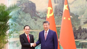 Le Hoai Trung (L), Politburo member, Minister of Foreign Affairs and Special Envoy of General Secretary of the Communist Party of Viet Nam (CPV) Central Committee To Lam pays a courtesy call on General Secretary of the Communist Party of China Central Committee and President of China Xi Jinping in Beijing on February 4 (Source: MoFA)