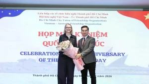 Nguyen Quang Trung, Vice Chairman of the Viet Nam-Australia Friendship Association in Ho Chi Minh City (right), presents flowers to congratulate the Australian Consul General in Ho Chi Minh City. (Photo: VNA)