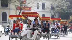 Tourists experience a cyclo ride around Hoan Kiem Lake (Photo: VNA)
