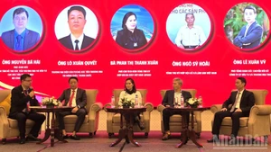 A panel discussion within the framework of the Forum “Solutions to enhance the competitiveness of Vietnamese export products in the global trade chain.” (Photo: KIM DUNG)