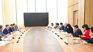 The meeting between the Vietnamese Government delegation and Governor of the National Bank of Kazakhstan Timur Suleimenov on February 3. (Photo: VNA)