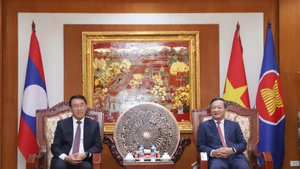 Vietnamese Ambassador to Laos Nguyen Minh Tam (R) and head of the Lao People’s Revolutionary Party (LPRP) Central Committee’s Commission for External Relations Bounleua Phandanouvong (Photo: VNA)