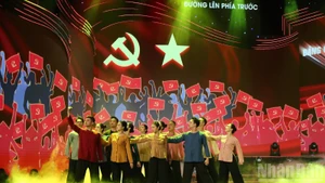 The programme brought together performances by many artists beloved by the public. (Photo: TRAN HUAN)