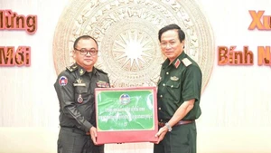 Cambodian Development Department of Cambodia's Ministry of National Defence presents Lunar New Year gifts to the armed forces of Military Region 9. (Photo: VNA)