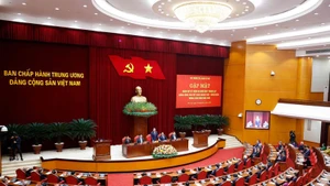 The meeting between the Party Central Committee’s Politburo and Secretariat and former members of the Party Central Committee on February 4. (Photo: VNA)