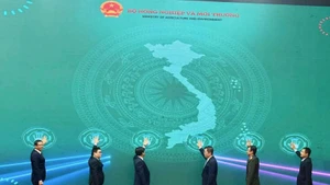 Officials mark the launch of the farm produce traceability system. (Photo: kinhtedothi.vn)