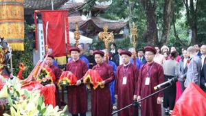 Local leaders of Ba Vi Commune and residents perform an incense-offering ritual to worship Tan Vien Mountain Saint.