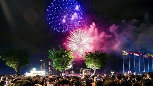People gather in the vicinity of Bach Dang Wharf in District 1 of Ho Chi Minh City to enjoy New Year fireworks on January 1, 2025. (Photo: VNA)