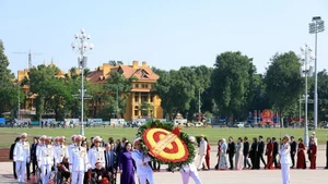 Delegates to the 11th National Patriotic Emulation Congress visit President Ho Chi Minh’s Mausoleum in Ha Noi on December 26. (Photo: VNA)
