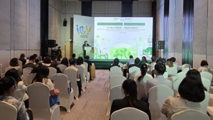 The thematic seminar “Innovation in building and implementing ESG strategies to respond to a period of turbulence”. (Photo: Kim Dung)