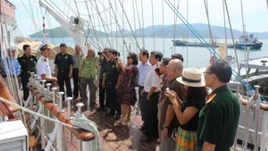 In August 2017, writers participating in a creative camp organised by the People’s Army Publishing House conducted fieldwork at the Naval Academy.