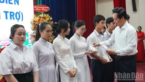 Provincial leaders of Dong Thap present scholarships to pupils across the province.