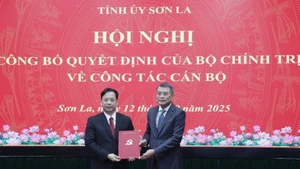 Politburo member, Secretary of the Party Central Committee, and Chairman of its Organisation Commission Le Minh Hung (R) presents the appointment decision to Nghiem Van Hoang. Hoang will be the Secretary of the Son La provincial Party Committee for the 2025–2030 term from October 15. (Photo: VNA)