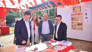Paulo Raimundo, PCP General Secretary, and Pedro Guerreiro, Head of the PCP's External Relations Department, visited the exhibition booth organised by Nhan Dan Newspaper at the Avante Press Festival 2025. (Photo: KHAI HOAN-MINH DUY)