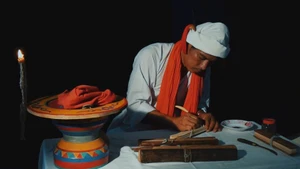The process of engraving letters on talipat leaves. (Photo: NGOC XIEM)