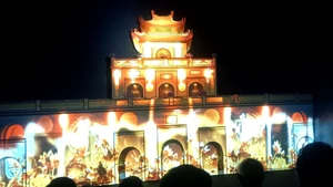 Doan Mon Gate becomes a portal transporting audiences back in time through the production “Capital of Thang Long”.