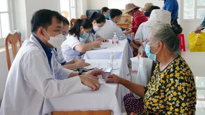 Medical examination and treatment for policy beneficiaries, people with meritorious service, older people, and those in difficult circumstances in Phu Hai Ward, Phan Thiet City, Binh Thuan Province. (Photo: Nhan Dan Newspaper)