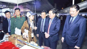 Leaders of the Hai Phong City Labour Federation and delegates visit recruitment booths at the first Job Fair 2025. (Photo: Pham Cuong)