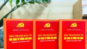 The book, entitled “Struggle to Protect the Party’s Ideological Foundation in the New Period” and compiled by the Central Theoretical Council, has just been published by the Truth National Political Publishing House.