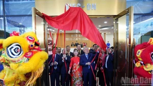 Permanent Deputy Prime Minister Nguyen Hoa Binh and delegates perform the ceremony to inaugurate the VIFC-DN Electronic Information Portal on January 9, 2026.