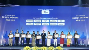 Politburo Member Mai Van Chinh, Deputy Prime Minister, presenting awards to the Top 10 Green Hotels. (Photo: Tran Huan)