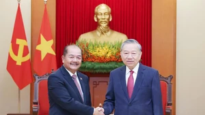 General Secretary of the Communist Party of Vietnam (CPV) Central Committee To Lam (R) receives LPRP's Politburo member and Deputy Prime Minister Kikeo Khaykhamphithoune in Hanoi on October 27. (Photo: VNA)