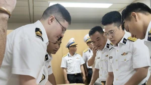 Officers from both sides discuss the joint drill plan (Photo: VNA)