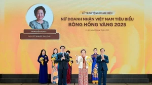 Madame Nguyen Thi Nga, Chairwoman of BRG Group, honoured for the sixth time among the Top 10 Outstanding Vietnamese Businesswomen – Golden Rose Award.
