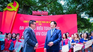 Deputy Prime Minister Mai Van Chinh visits exhibition showcasing draft documents of the 14th National Party Congress at Nhan Dan Newspaper