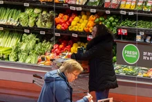 Customers shop for groceries at a supermarket in Toronto, Canada, on Dec. 15, 2025. Canada's Consumer Price Index (CPI) rose 2.2 percent year on year in November, matching the increase in October, Statistics Canada said on Monday. (Photo: Xinhua)