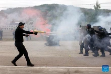 A fake protester (L) confronts with Romanian riot policemen during the "Carpathian Blue Shield 2025" international exercise at the Gendarmerie Training Center in Ochiuri village, north of Bucharest, Romania, Sept. 25, 2025. Over 500 riot policemen from Romania and other European countries participated at the drill. (Photo: Xinhua)