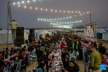 Palestinians gather for a group Ramadan iftar among tents for displaced people in the Netzarim area in the central Gaza Strip, on Feb. 21, 2026. (Photo: Xinhua)