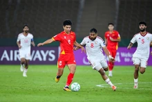 Viet Nam's Le Phat makes a determined dribble past a U23 UAE player. (Photo: NDO)