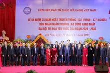 Delegates pose for a commemorative photo. (Photo: DINH HOA)