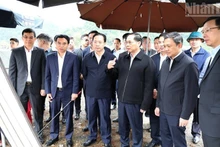 Deputy Prime Minister Bui Thanh Son and the delegation inspect the progress of the Chieng Sinh–Chieng Ngan Road project.