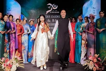 Designer Do Trinh Hoai Nam and his models greet the audience.