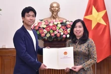 Deputy Minister of Foreign Affairs Le Thi Thu Hang presents the licence for Nihon Denpa News to reopen its resident office in Viet Nam. (Photo: The World & Viet Nam Report)