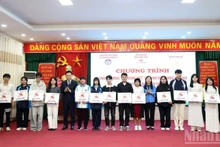 Phan Van Hung, Deputy Editor-in-Chief of Nhan Dan Newspaper, and Le Thi Thanh Tra, Vice Chairwoman of the Tuyen Quang Provincial People’s Council, presented scholarships to disadvantaged students.