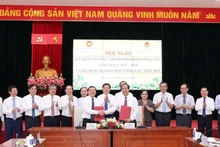 Leaders of the Party Central Committee’s Commission for Communication and Education and the Commission for Mass Mobilisation, in coordination with the Party Committee of the Ministry of Education and Training sign the 2025–2030 cooperation programme. (Photo: Tran Hiep)