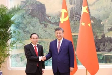 Le Hoai Trung (L), Politburo member, Minister of Foreign Affairs and Special Envoy of General Secretary of the Communist Party of Viet Nam (CPV) Central Committee To Lam pays a courtesy call on General Secretary of the Communist Party of China Central Committee and President of China Xi Jinping in Beijing on February 4 (Source: MoFA)