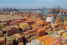 Exports surge to around 475 billion USD in 2025. (Photo: KIM DUNG)