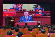 Members of the Vietnamese community in Laos attentively listen to the presentation of the report on documents submitted to the 14th National Congress by Party General Secretary To Lam. (Photo: Trinh Dung)