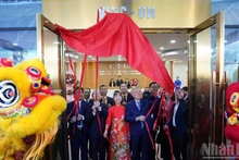 Permanent Deputy Prime Minister Nguyen Hoa Binh and delegates perform the ceremony to inaugurate the VIFC-DN Electronic Information Portal on January 9, 2026.
